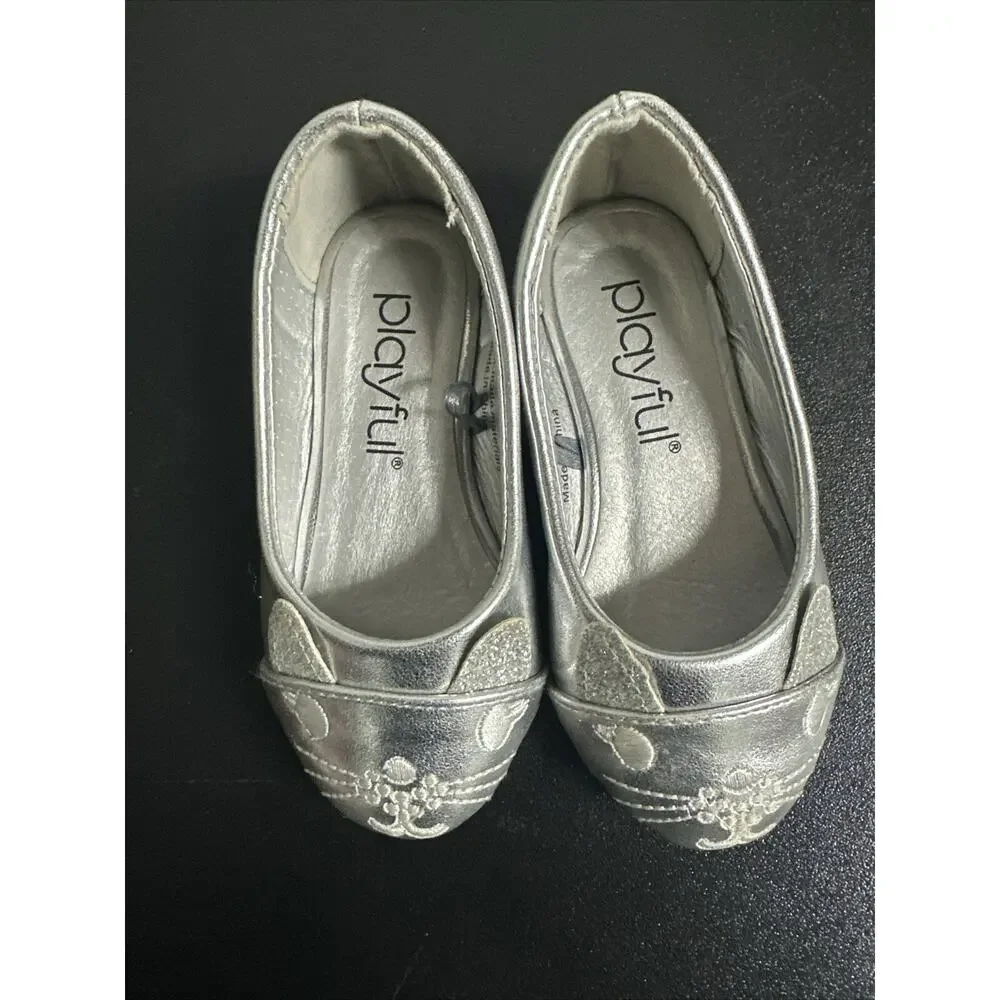 Playful Cat Shoes Size 6 Girls Silver